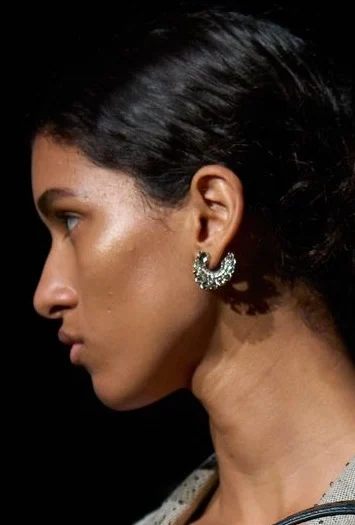 Aretes de Moda 2024: ¿Por Qué Estos Diseños Son Los Más Buscados? 110 Altuzarra 2024 aretes