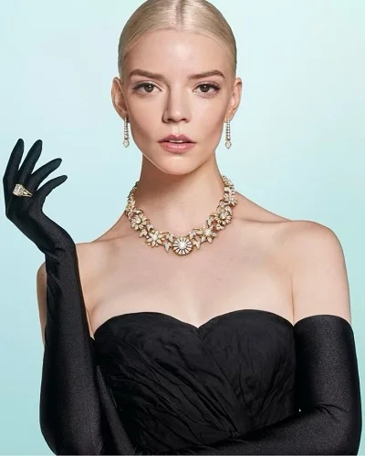 Accesorios Para Vestido Negro: Cómo Realzar tu Look con Estilo en 2024 164 Anya Taylor Joy vestido negro