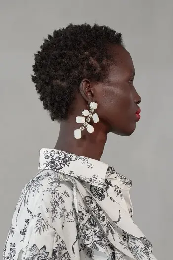 Aretes de Moda 2024: ¿Por Qué Estos Diseños Son Los Más Buscados? 114 Carolina Herrera 2024 aretes