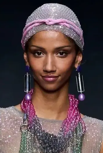 Aretes de Moda 2024: ¿Por Qué Estos Diseños Son Los Más Buscados? 108 Emporio Armani 2024 aretes