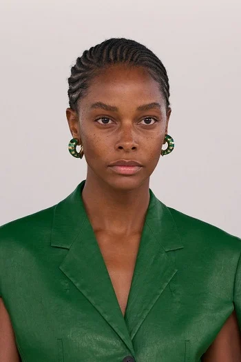 Aretes de Moda 2024: ¿Por Qué Estos Diseños Son Los Más Buscados? 109 Ferragamo 2024 aretes