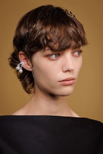 Aretes de Moda 2024: ¿Por Qué Estos Diseños Son Los Más Buscados? 122 Givenchy 2024 aretes