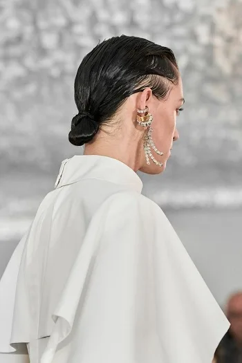 Aretes de Moda 2024: ¿Por Qué Estos Diseños Son Los Más Buscados? 123 Jil Sander 2024 aretes