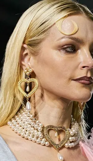 Aretes de Moda 2024: ¿Por Qué Estos Diseños Son Los Más Buscados? 116 Moschino Spring 2024 RTW