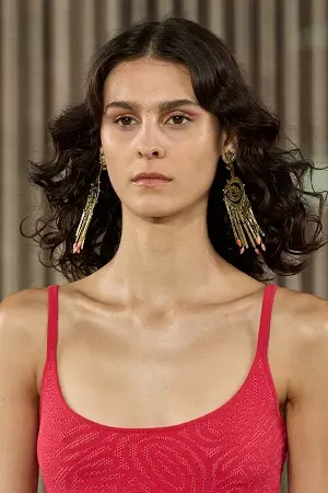 Aretes de Moda 2024: ¿Por Qué Estos Diseños Son Los Más Buscados? 117 Ulla Johnson Spring 2024 Aretes
