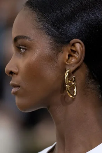 Aretes de Moda 2024: ¿Por Qué Estos Diseños Son Los Más Buscados? 120 Valentino 2024 aretes