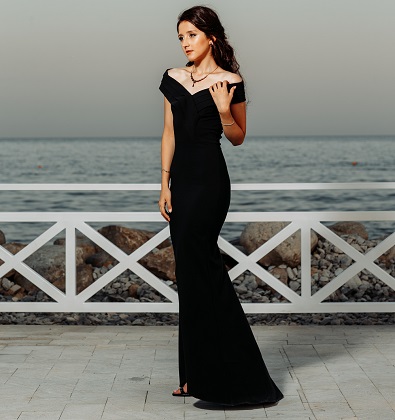 Cómo combinar accesorios para vestido negro como una experta